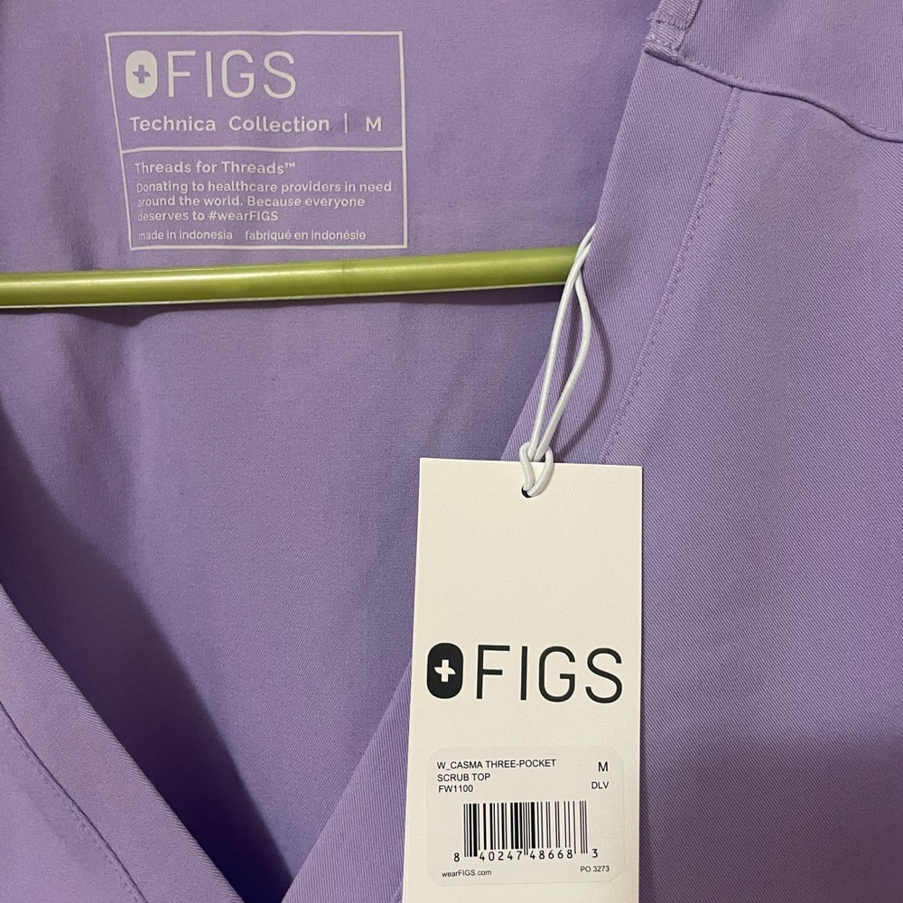 NWT figs lavender dew casma 3 pocket top